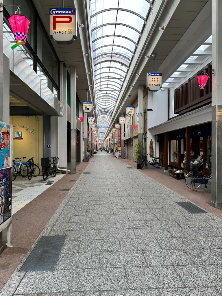 洲本市の商店街「コモード56」