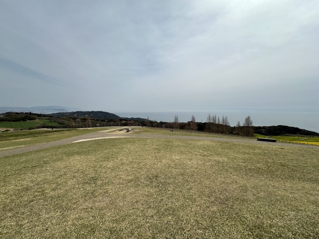 あわじ花さじきの丘と海の風景
