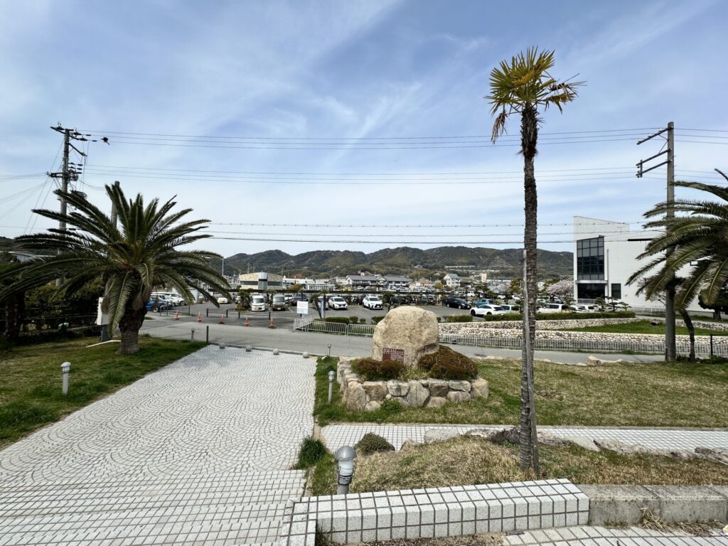 浦海浜公園の入口から見た道の駅東浦ターミナルパーク